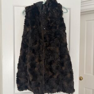 Reversible black puffer / faux fur vest